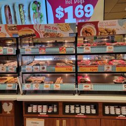 Kwik Trip - Nice display and variety of hot food.