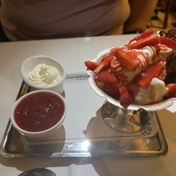 Le Procope - Strawberry Melba ice cream Sunday - French Near Me - Paris, 75