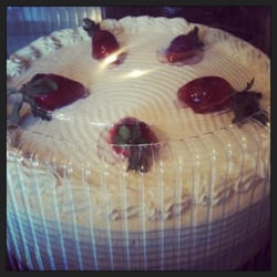 Cakes & Cupcakes - Pastel de fresas con crema, tres leches.