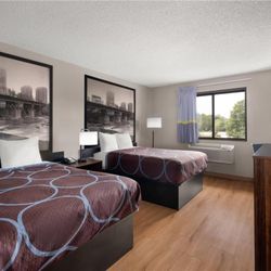 Super 8 by Wyndham Farmville - Guest room