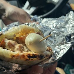 The Burger Temple - Arepa con Pollo Desmechado