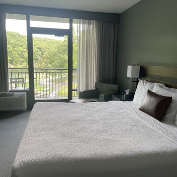 Lodge at Montgomery Bell - King Room with Lake View - Hotels Near Me - Burns, Tennessee Lodge at Montgomery Bell - King Room with Lake View - Hotels Near Me - Burns, Tennessee