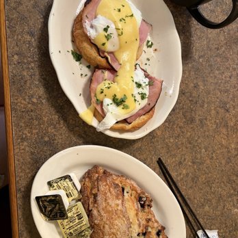 Goose Feathers Cafe & Bakery - Eggs Benedict and Blueberry Scone - Breakfast & Brunch Near Me - Savannah, Georgia Goose Feathers Cafe & Bakery - Eggs Benedict and Blueberry Scone - Breakfast & Brunch Near Me - Savannah, Georgia