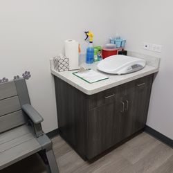 PetVets Animal Hospital - Room 1 supplies