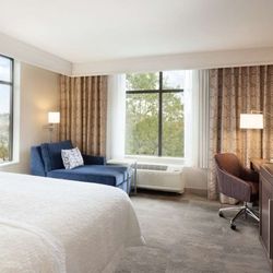 Hampton Inn & Suites Seattle/Renton - Guest room