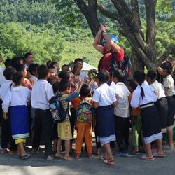 China By Bike - Neugierige laotische Kinder in Schuluniform