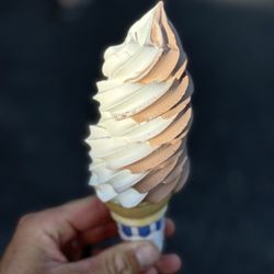 Polar Cub - Medium cone with a chocolate vanilla twist