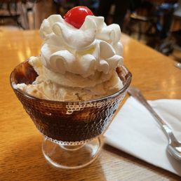 Hot fudge sundae Hot fudge sundae