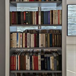 Halle für aktuelle Kunst - Piiiiep - verdächtige Literatur (04/2025)