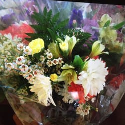 M & R Greenhouses - Beautiful fresh flowers