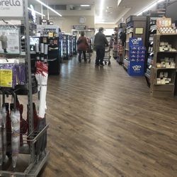 Big Y - Big Y Old Lyme CT. Clean, well kept, and remodeled.