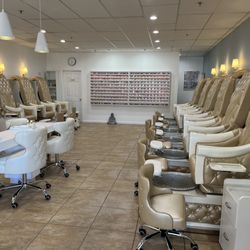 Maxwell Nails Salon - Come visit our newly updated salon! Luxury for your nails and toes.