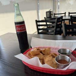 La Taqueria - Thick chips and salsa