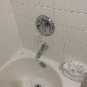 Chula Vista Inn - Bath tub - Hotels Near Me - Chula Vista, California