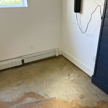 Kapura General Contractors - Another room of what was not removed in molding on floor under radiator closets etc - General Contractors Near Me - Plainville, Connecticut