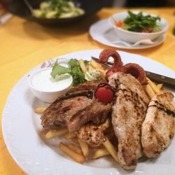 City Bräu - Gute Portion: "City Bräu's Grillteller" mit Rind, Pute, Schwein, Frankfurter, Pommes und Salat