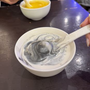 佳佳甜品 - black sesame paste x sweet almond soup with tang yuan - Desserts Near Me - Hong Kong, HK