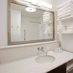Guest room bath