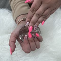 Such cute Valentine's Day nails
