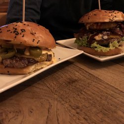 The Harp - Links Machete, rechts der Barbeque Burger (hab den genauen Namen vergessen)