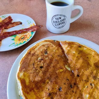 Freeport Cafe - Blueberry pancake (1/2 order!), bacon & coffee - American Near Me - Freeport, Maine
