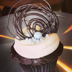 Lightning Cupcakes & Cakes - Customized Cupcakes