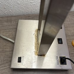 Red Roof Inn Cleveland - Independence - Dirt and filth on lamp
