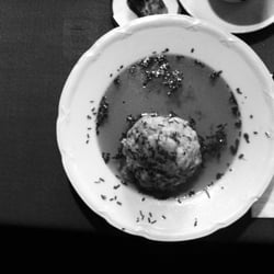 Lewisch - Speckknödel - man beachte den "kleinen" Suppenlöffel