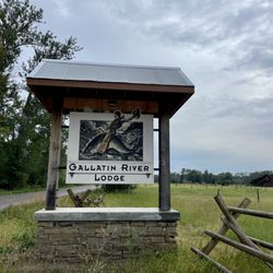 Gallatin River Lodge - Entrance to the lodge
