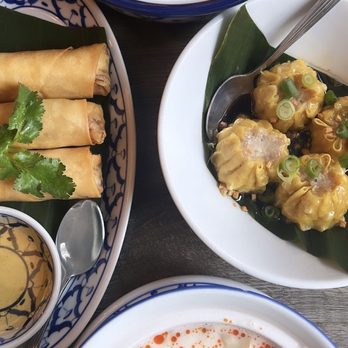 Der Krung - CRISPY VEGGIE ROLLS (Vegan)KEE MAO (Drunken Noodle) - Thai Near Me - New York, New York Der Krung - CRISPY VEGGIE ROLLS (Vegan)KEE MAO (Drunken Noodle) - Thai Near Me - New York, New York