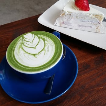 Hanso Café - Green Tea Latte with White Cake - Coffee & Tea Near Me - Madrid, M Hanso Café - Green Tea Latte with White Cake - Coffee & Tea Near Me - Madrid, M
