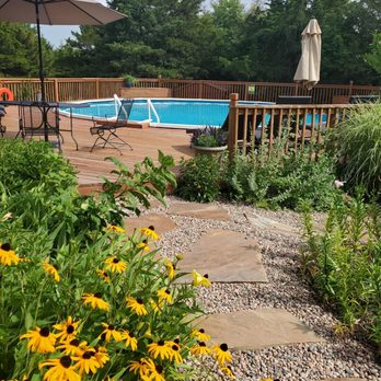Cedar Crest Lodge - Pool and deck area surrounded in flowers and walking trails - Bed & Breakfast Near Me - Pleasanton, Kansas