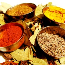 Basant - Utilizamos ricas especias de la India para aportar sabor y color a todos los platos. Además aportan propiedades beneficiosas para el cuerpo.