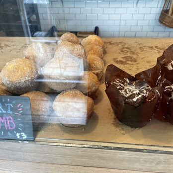 Uncle Matt's Bakery and Cafe - Dirt bomb - Bakeries Near Me - Sandy Hook, Connecticut