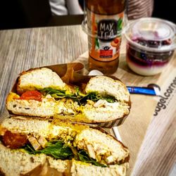 Bagel Corner - Menu Bolywood avec pain au fromage et piment . Fromage blanc aux fruits rouges. May Tea Pêche Blanche.