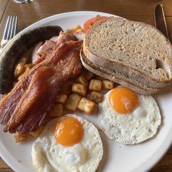 Mount Fairview Dining Room - bacon, eggs, and toast - Canadian (New) Near Me - Lake Louise, Alberta Mount Fairview Dining Room - bacon, eggs, and toast - Canadian (New) Near Me - Lake Louise, Alberta