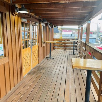 Dickey's Barbecue Pit - Front porch leading to entrance - Barbeque Near Me - Puyallup, Washington