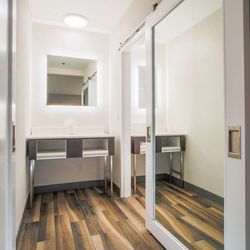 Guest room bath
