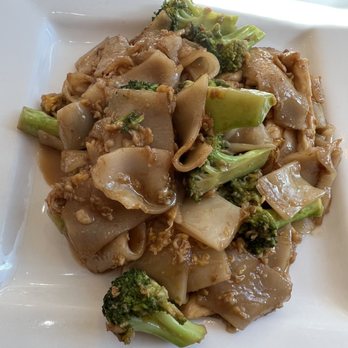 Pinto Thai Kitchen - Pad Se Ew and mini Crab Rangoon! Awesome lunch special! Great value, great taste! Service with a smile! - A dish of Pad See Ew featuring wide rice noodles, broccoli, and minced meat served on a white square plate at a Thai restaurant. - Thai Near Me - Evanston, Illinois