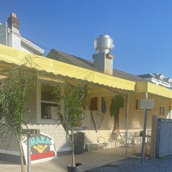 Shaka Burger Avalon - Shaka Burger patio