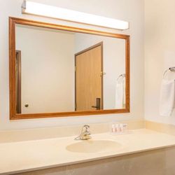 Super 8 by Wyndham Galva - Guest room bath