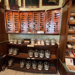 Havana Connections - The pipe tobacco and pipe selection outside the cases (very good quality selection)