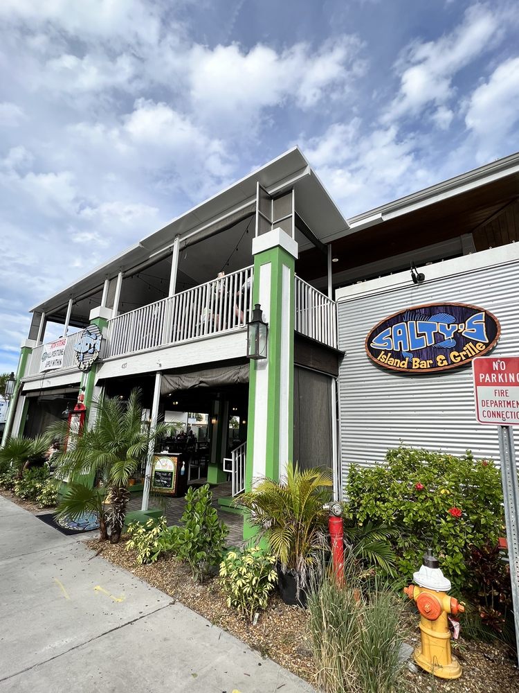 Salty's Island Bar & Grille