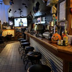 Del's - Fun Halloween decorations.