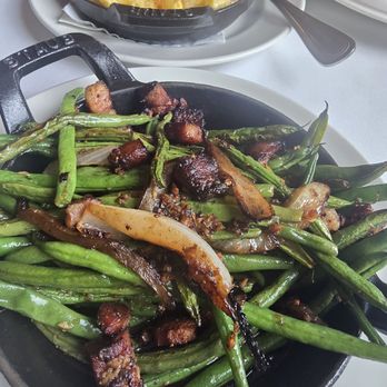 801 Chophouse Leawood - Green Beans with Mac and Cheese on top - Bars Near Me - Leawood, Kansas 801 Chophouse Leawood - Green Beans with Mac and Cheese on top - Bars Near Me - Leawood, Kansas