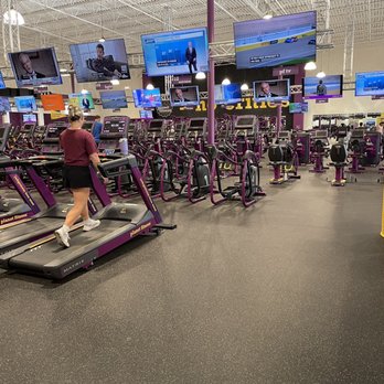 Planet Fitness - Main cardio area - Gyms Near Me - Irving, Texas