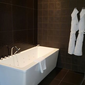 Uptown Palace - Jacuzzi tub for 2. Robes actually fit. House shoes to go with them. - Hotels Near Me - Milan, Michigan