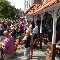 Columbus Pub & Steak - Studenterne er en tur i springvandet lige foran Columbus.