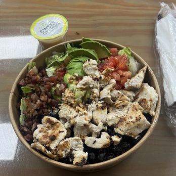 SoFresh - Cali Bowl with Chicken Breast... so clean and good! Perfect post-workout recovery meal - Salad Near Me - Tampa, Florida SoFresh - Cali Bowl with Chicken Breast... so clean and good! Perfect post-workout recovery meal - Salad Near Me - Tampa, Florida