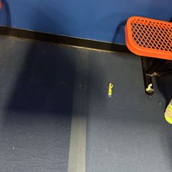 Sky Zone Milwaukee - Trash on the floor